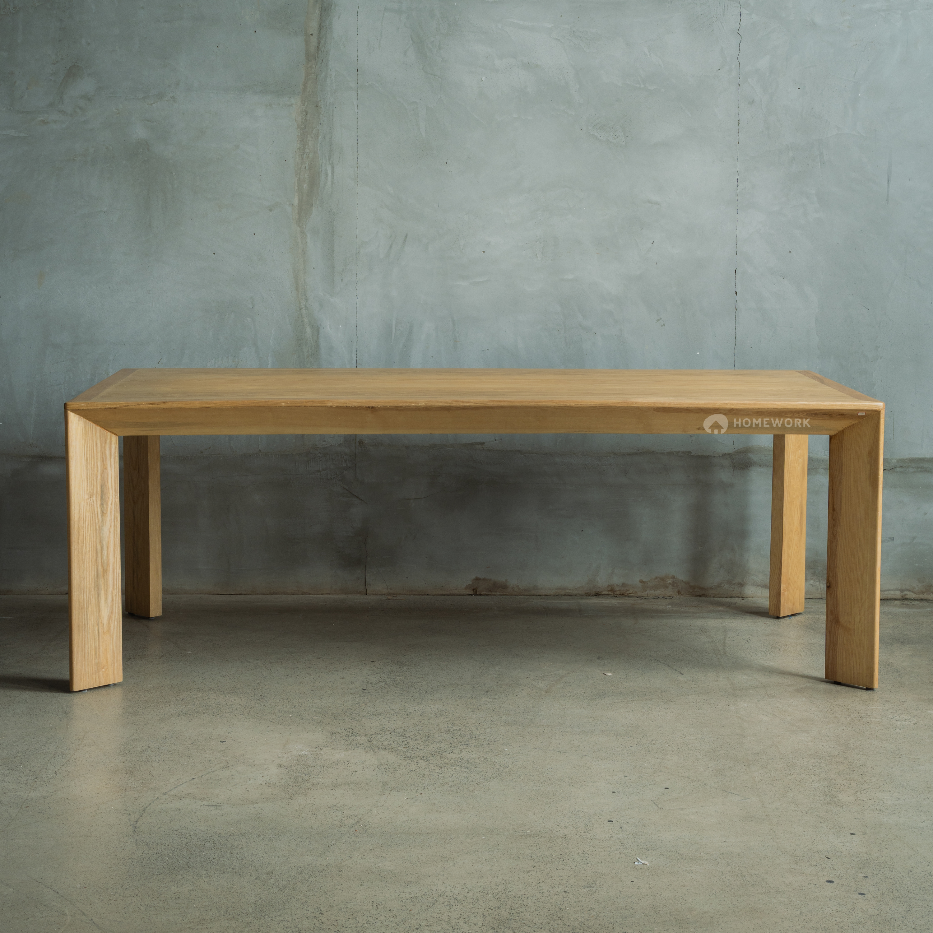 Vana Dining Table