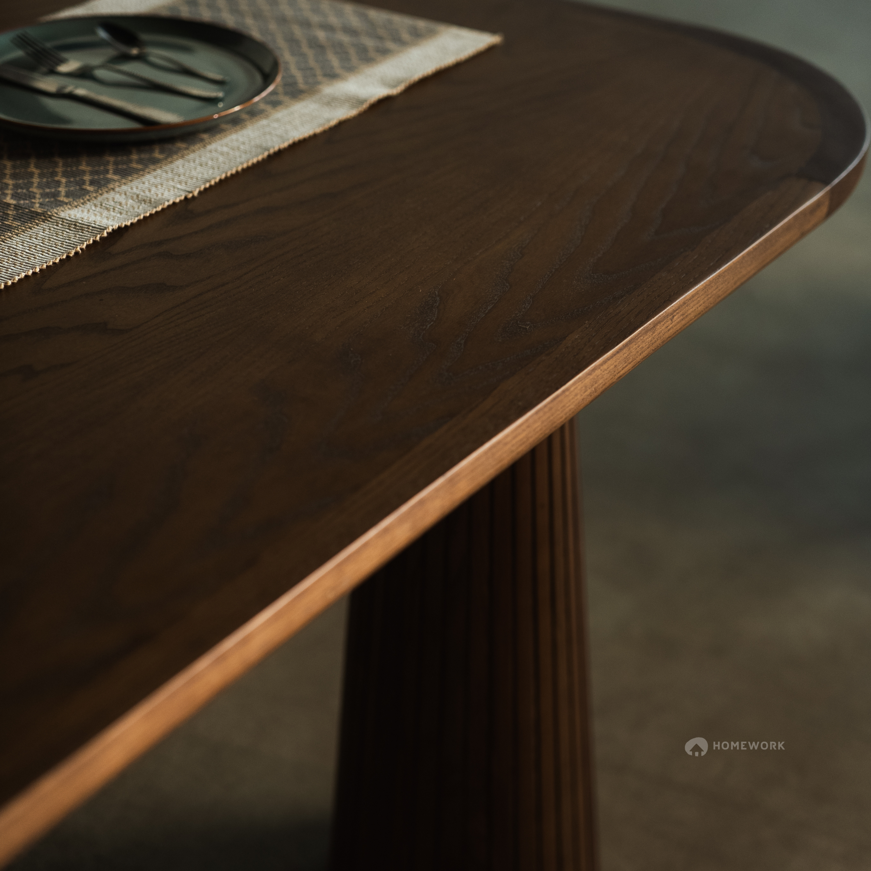 Iya Dining Table
