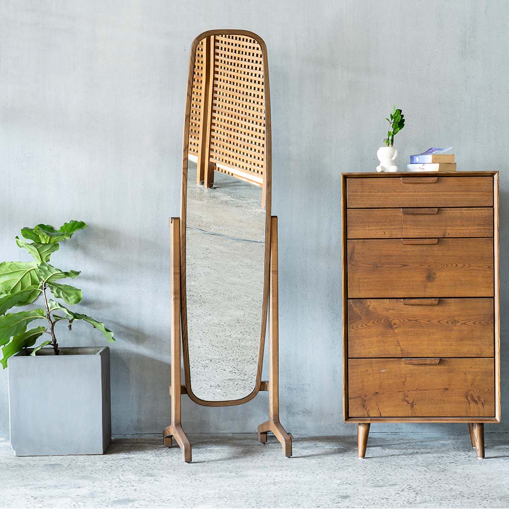 Pelil Mirror