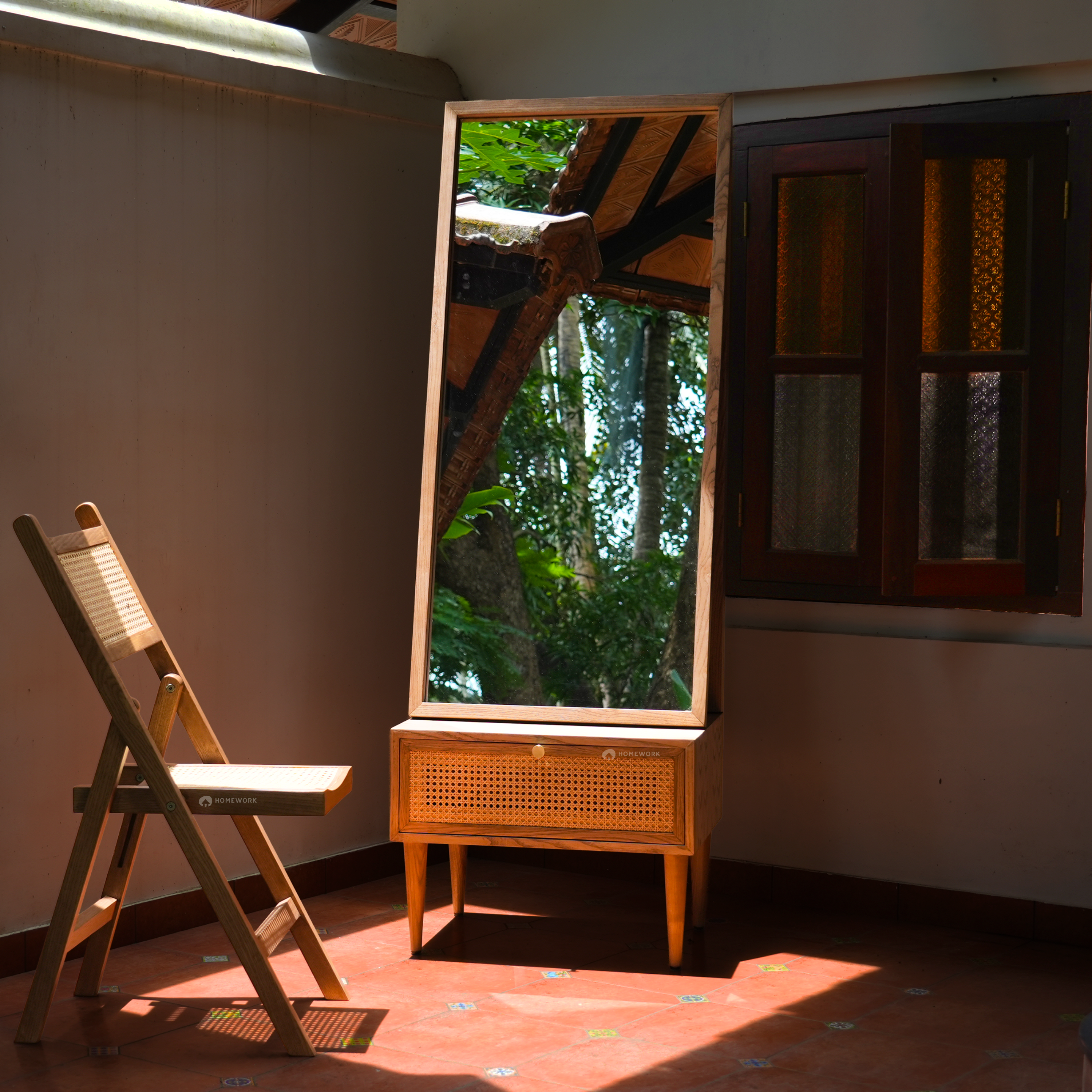 Nira mirror