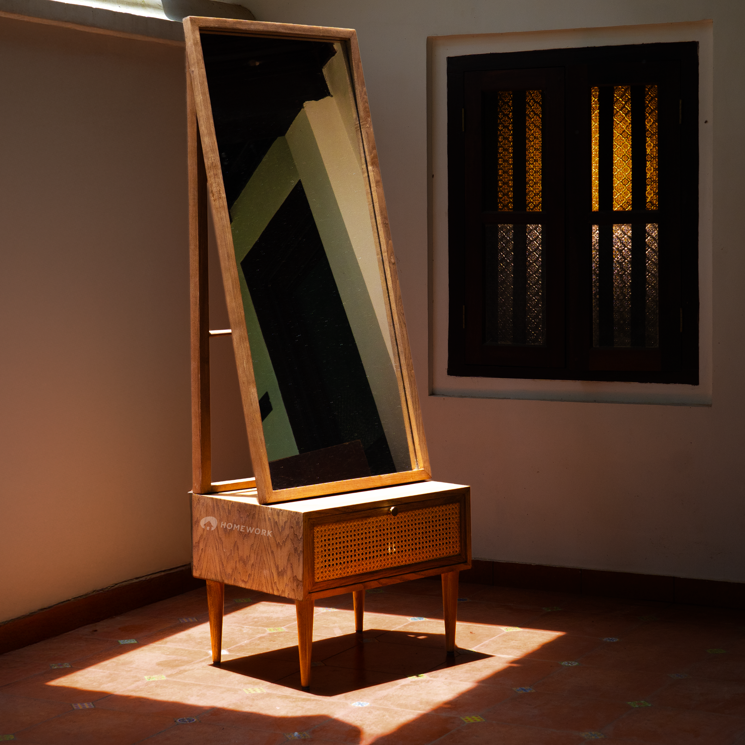 Nira mirror