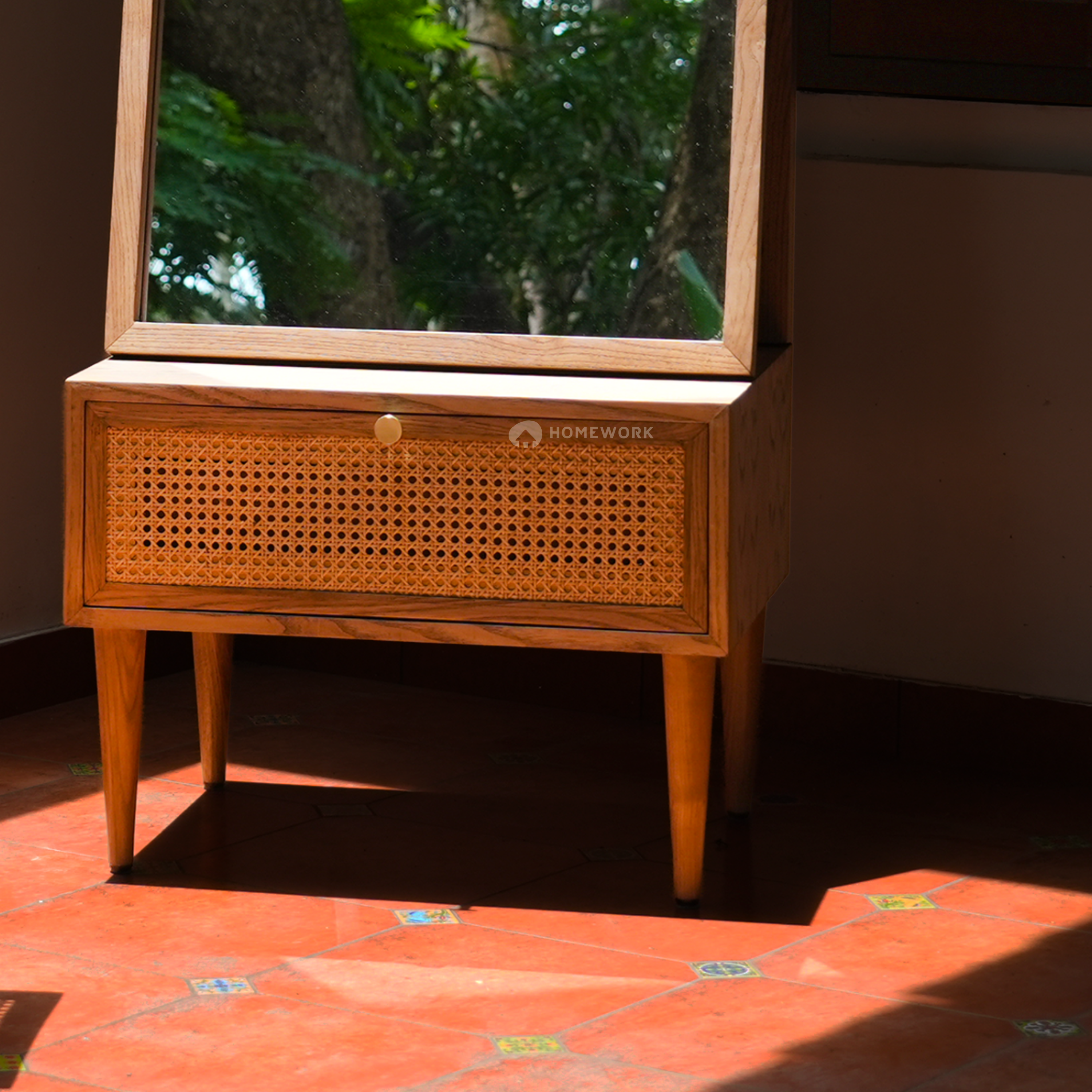 Nira mirror