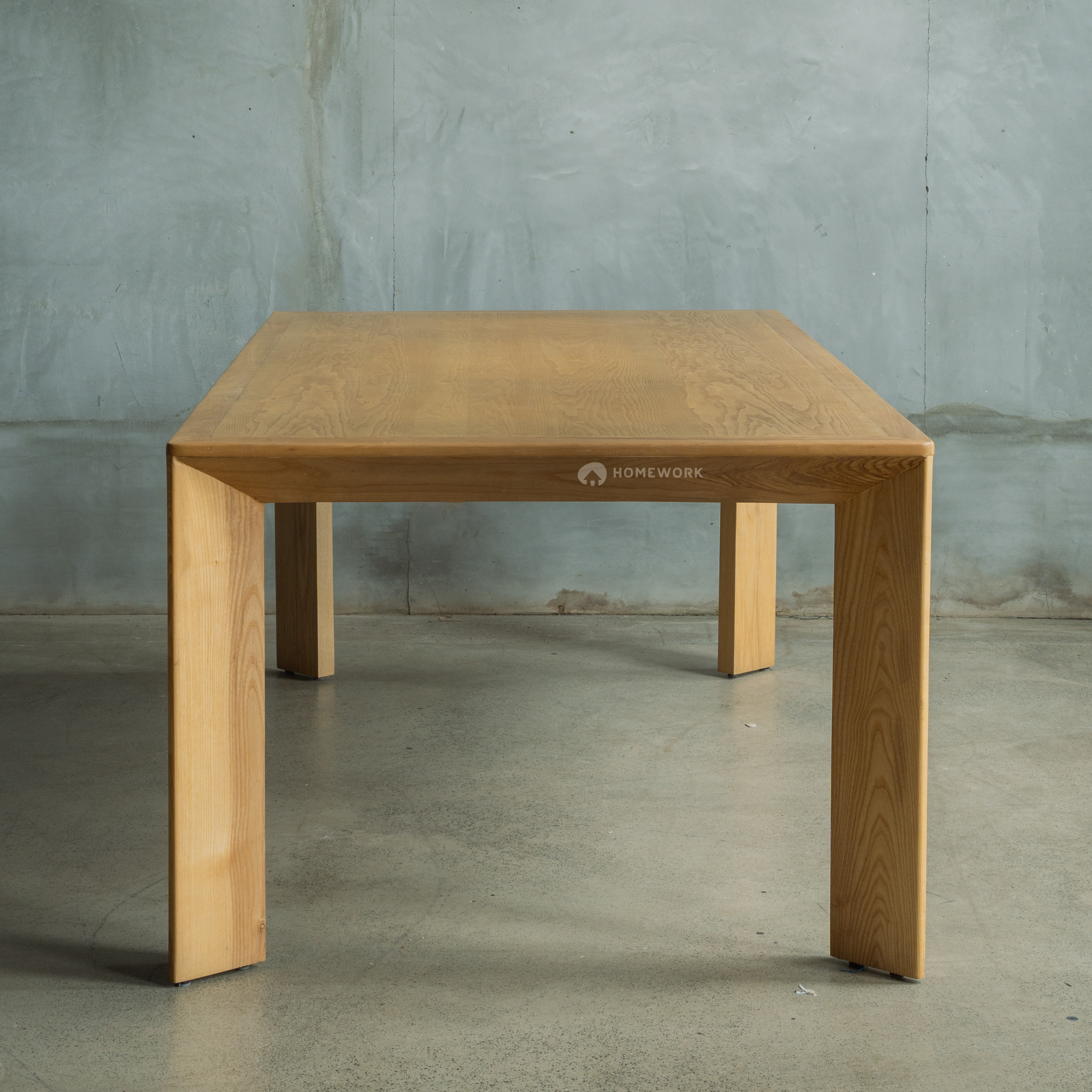 Vana Dining Table